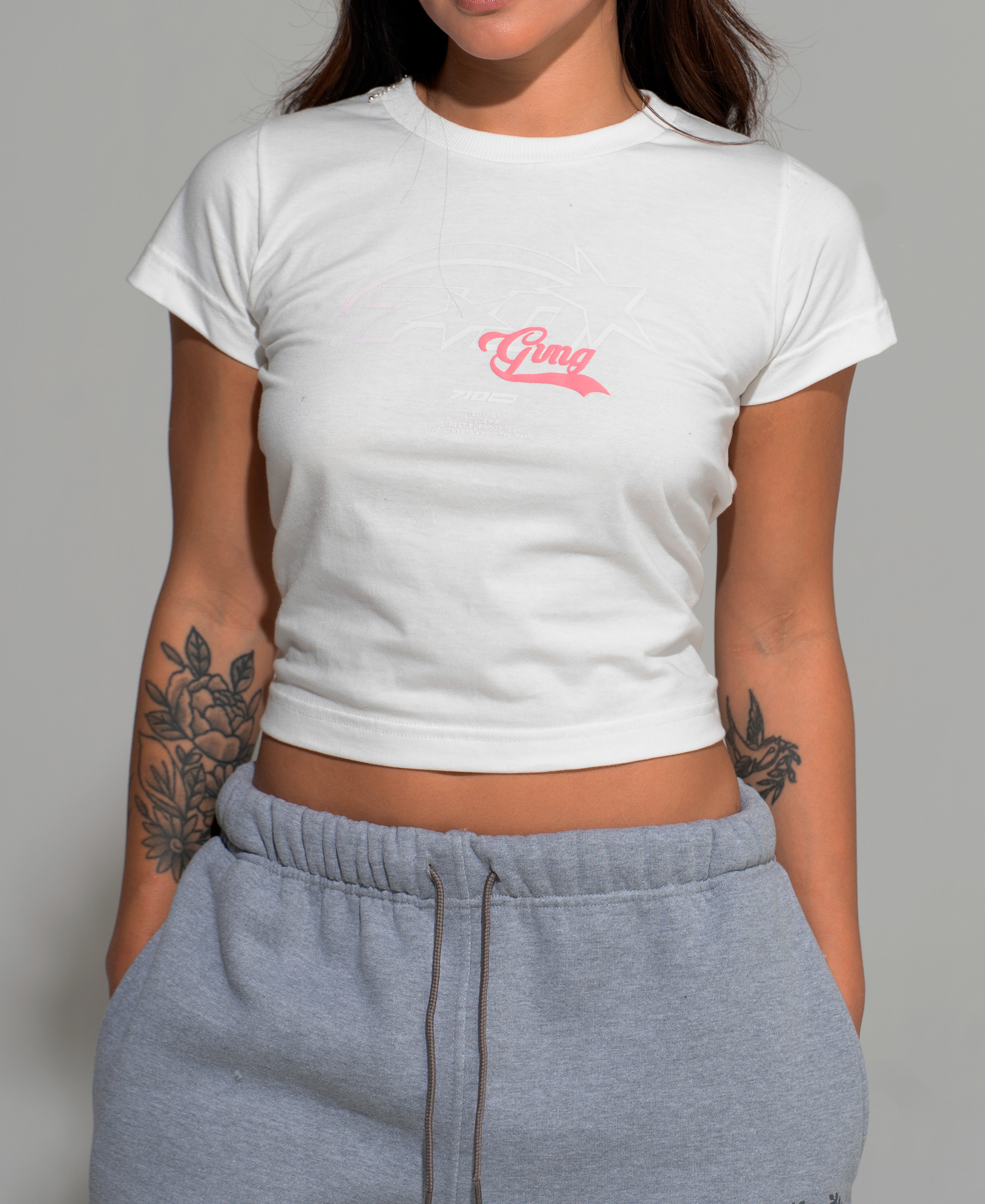 CAMISETA BABY TEE - "710"