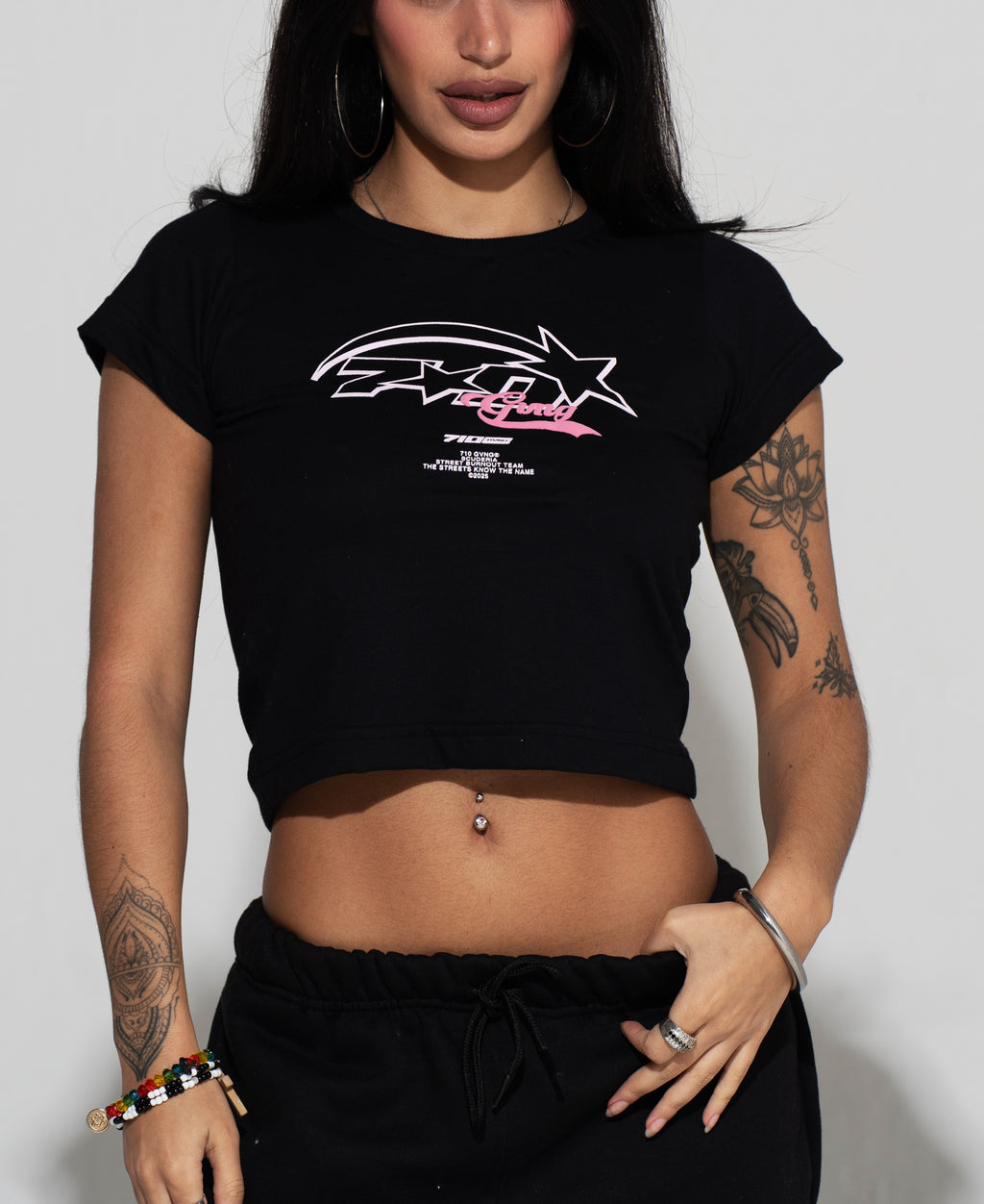 CAMISETA BABY TEE - "710"