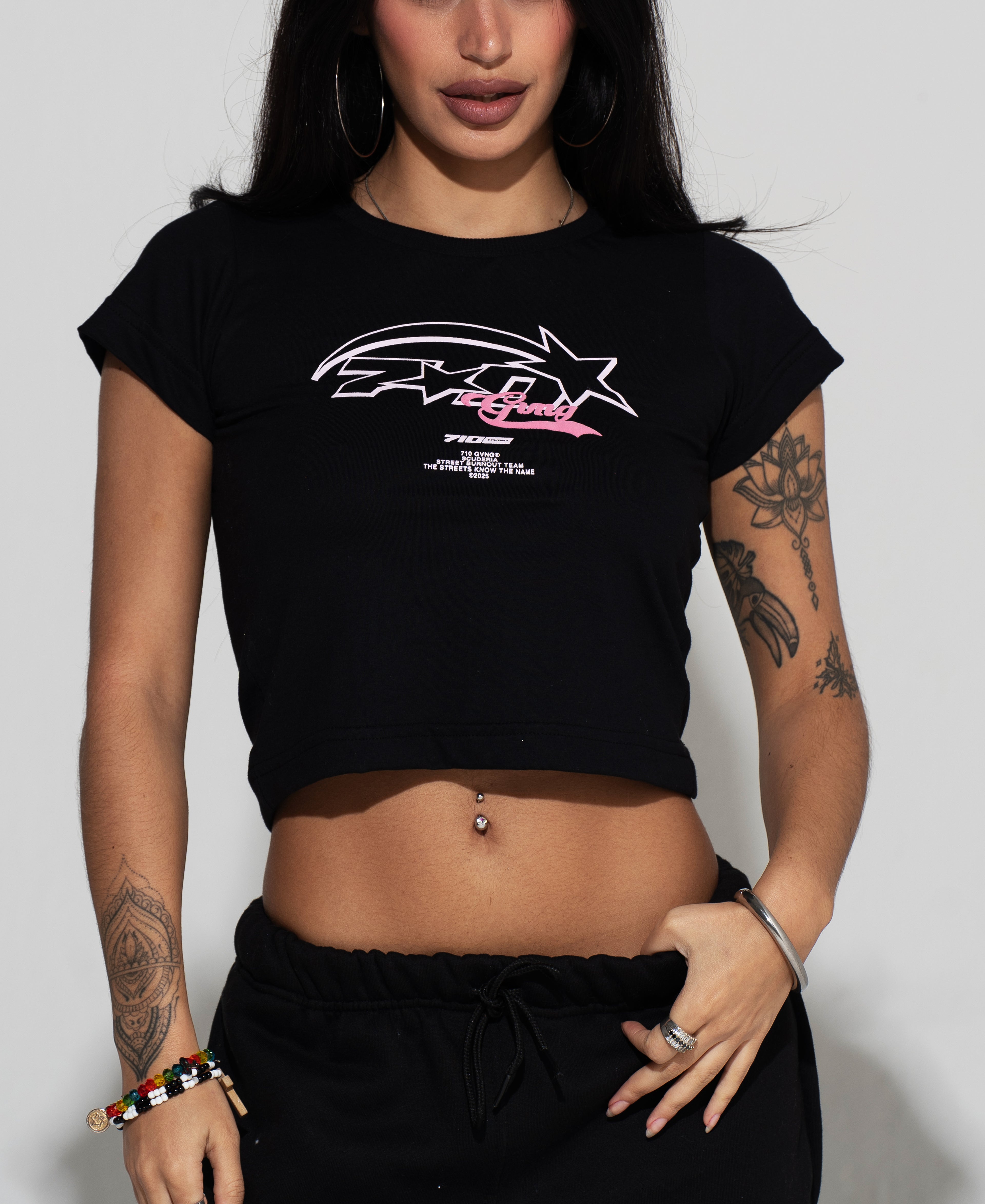 CAMISETA BABY TEE - "710"