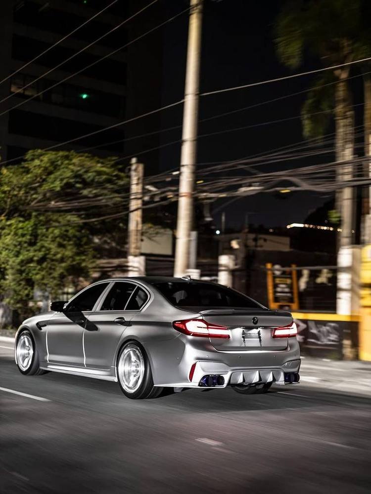 BMW M5 — Surfista Prateada
